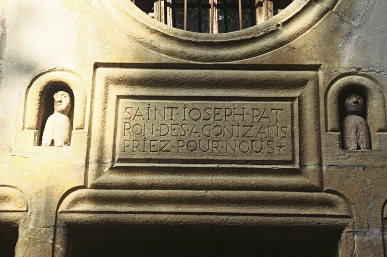 Façade est, inscription au dessus de la porte.