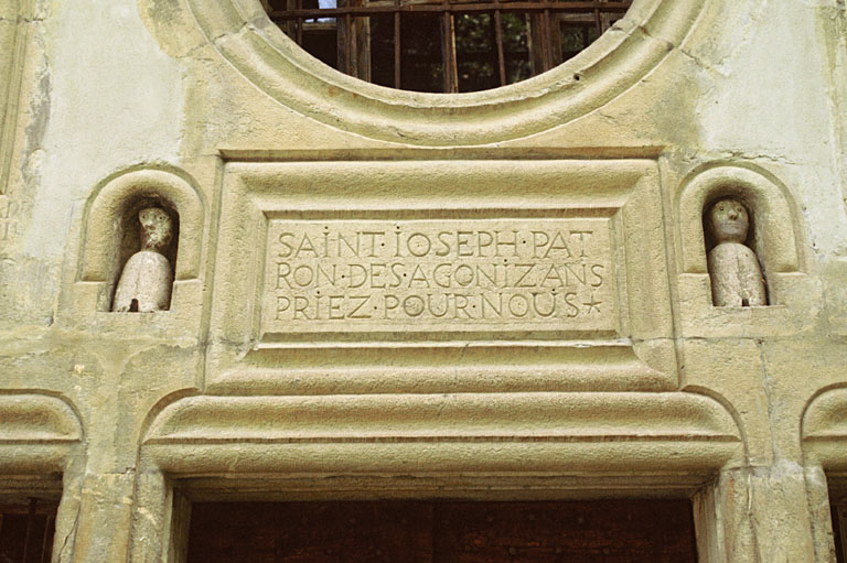 Façade est, inscription au dessus de la porte.