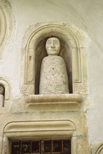 Façade est, Saint-Joseph, au dessus de la fenêtre droite.