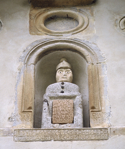 Façade est, pignon, au centre du premier niveau : Saint-Jean.