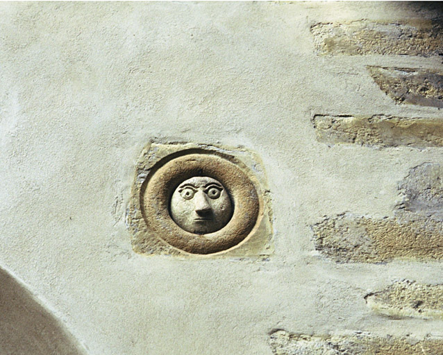 Façade est, masque à droite de l'arcade.