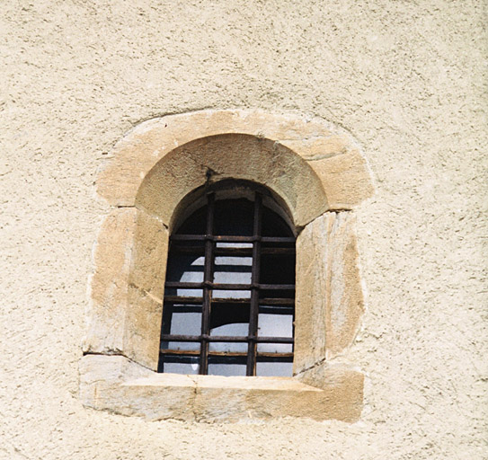 Façade sud, baie éclairant le choeur.