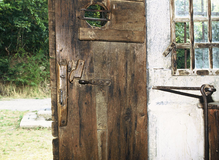 Revers de la porte d'entrée.