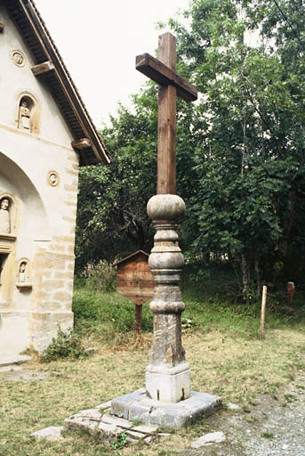 Croix devant la façade.