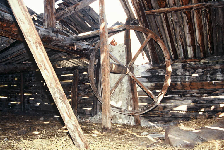 Troisième niveau, le grenier, roue actionnant le treuil servant à monter les balles de foins.