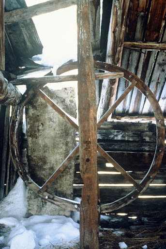 Troisième niveau, le grenier, roue actionnant le treuil servant à monter les balles de foins.