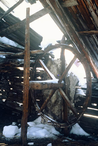 Troisième niveau, le grenier, roue actionnant le treuil servant à monter les balles de foins.