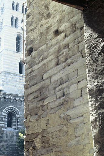 Façade est, vue vers la cathédrale.