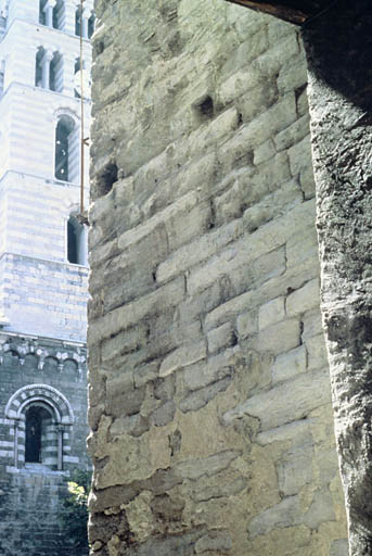 Façade est, vue vers la cathédrale.