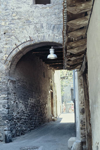 Passage couvert à l'est de la maison.