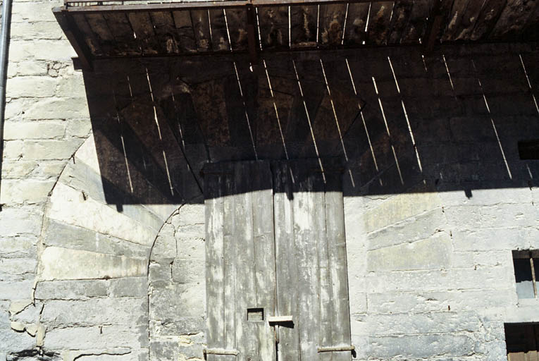 Façade sud, baie gauche du rez-de-chaussée.