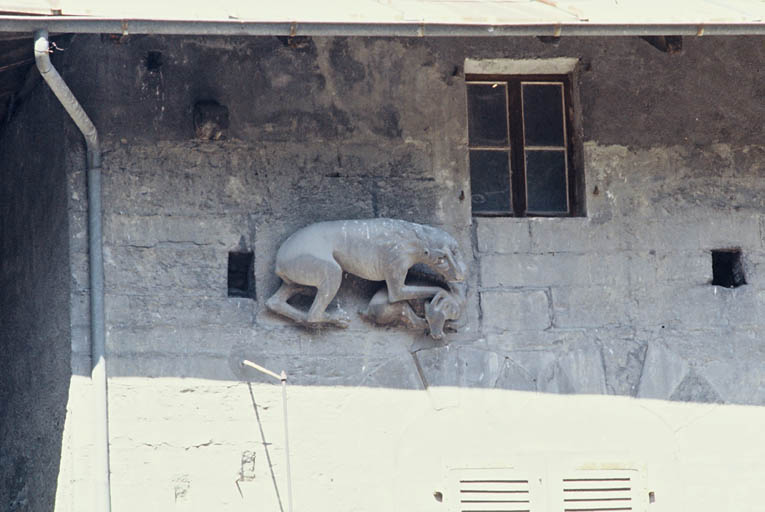 Façade sud partie gauche, sculpture représentant un lion dévorant une chèvre.