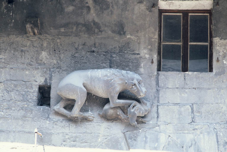 Façade sud partie gauche, sculpture représentant un lion dévorant une chèvre.