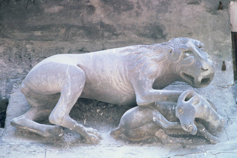 Façade sud partie gauche, sculpture représentant un lion dévorant une chèvre.