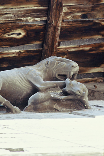 Façade sud partie gauche, sculpture représentant un lion dévorant une chèvre.