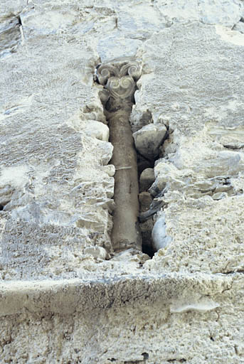 Mur ouest, traces d'une baie géminée.