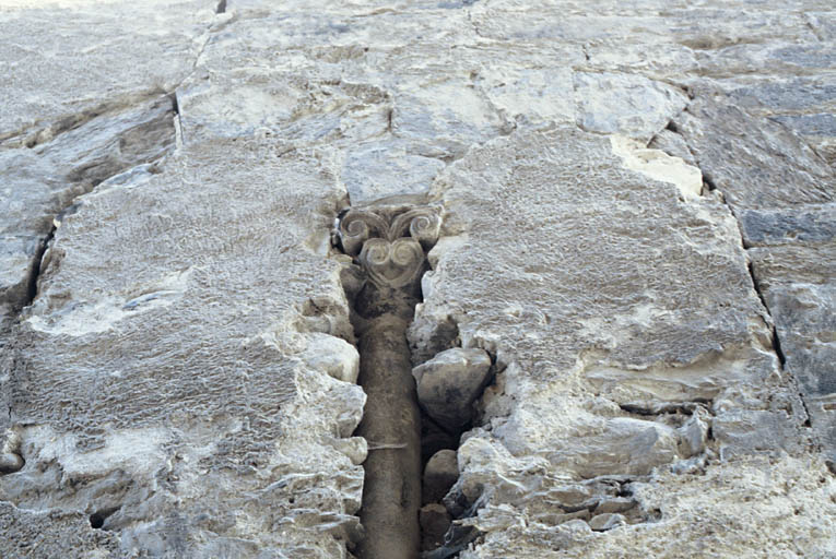 Mur ouest, traces d'une baie géminée.