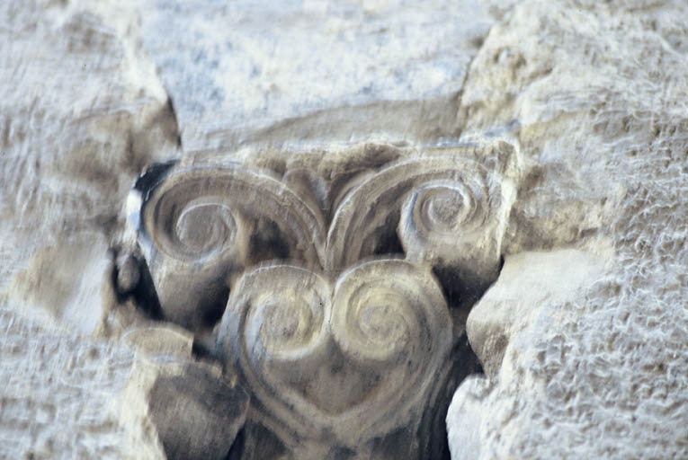 Mur ouest, traces d'une baie géminée, détail d'un chapiteau.