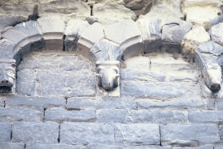 Face à la maison, décor de la façade nord de la cathédrale.