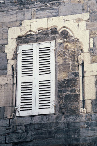 Façade sur rue, fenêtre.