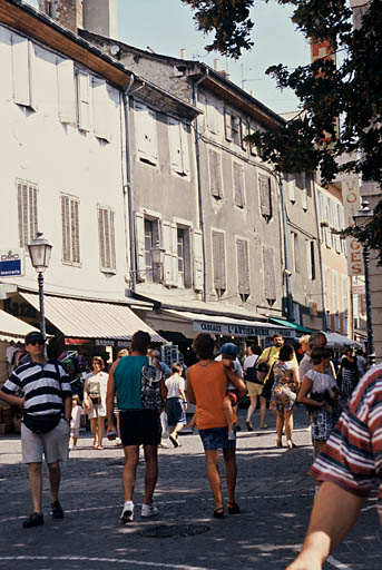 Façade sud sur rue Clovis Hugues.