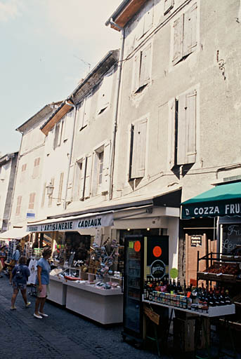 Façade sud sur rue Clovis Hugues.