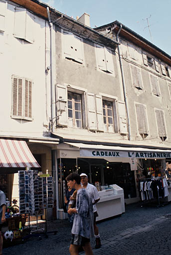 Façade sud sur rue Clovis Hugues.