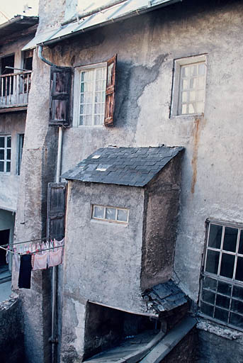 Façade avec construction hors oeuvre.