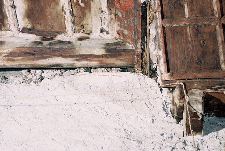 Premier demi-étage, salle au plafond à décor peint, parties hautes au sud, traces de peinture.