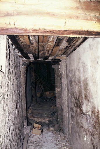 Couloir conduisant à la salle du demi-étage supérieur.