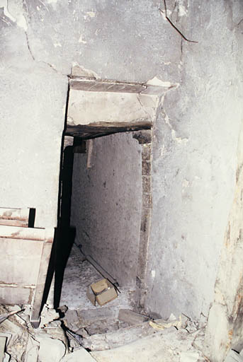 Porte du couloir conduisant à la salle du demi-étage supérieur.