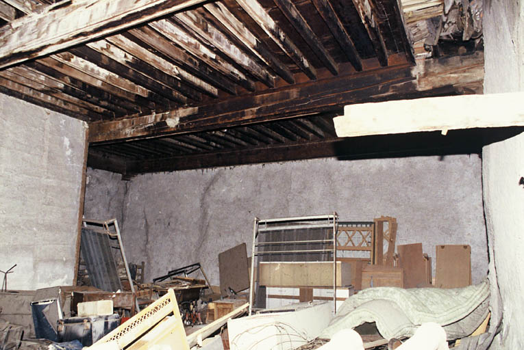 Salle du demi-étage supérieur, plafond à la française sans décor apparent.