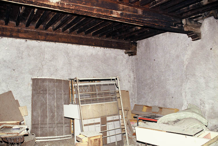 Salle du demi-étage supérieur, plafond à la française sans décor apparent.