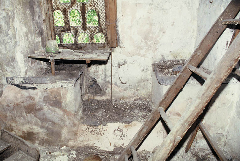 Salle du demi-étage supérieur, fenêtre à coussièges dans un réduit transformé en pigeonnier.