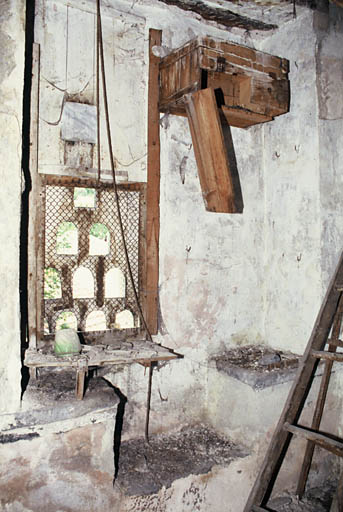 Salle du demi-étage supérieur, fenêtre à coussièges dans un réduit transformé en pigeonnier.