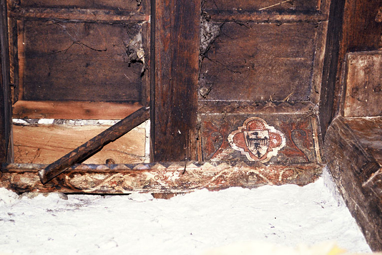 Salle du premier demi-étage, plafond à décor peint.