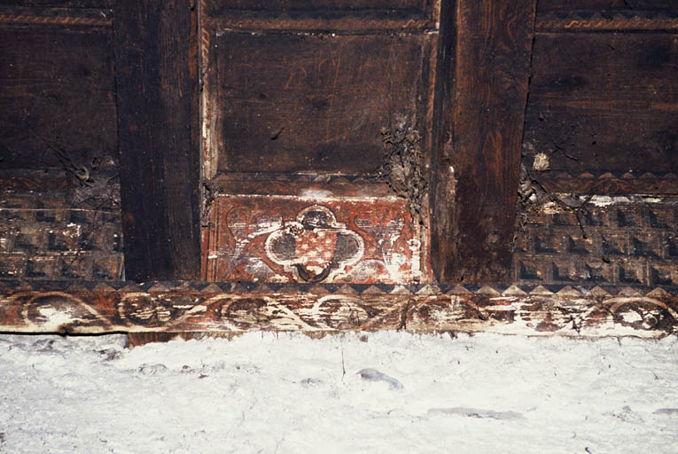 Salle du premier demi-étage, plafond à décor peint.