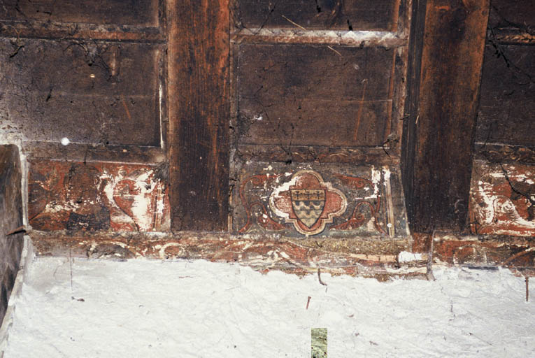 Salle du premier demi-étage, plafond à décor peint.