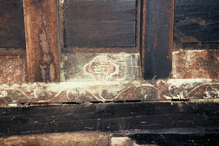 Salle du premier demi-étage, plafond à décor peint.