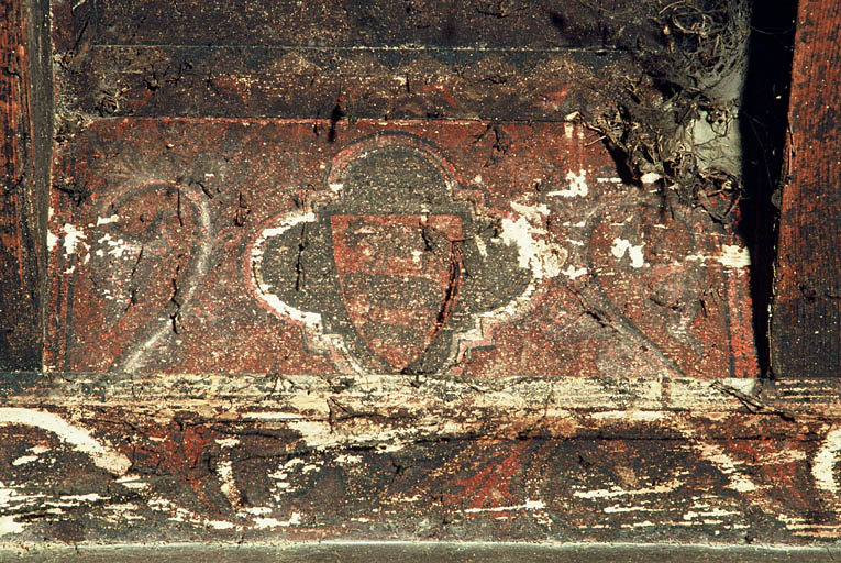 Salle du premier demi-étage, plafond à décor peint.