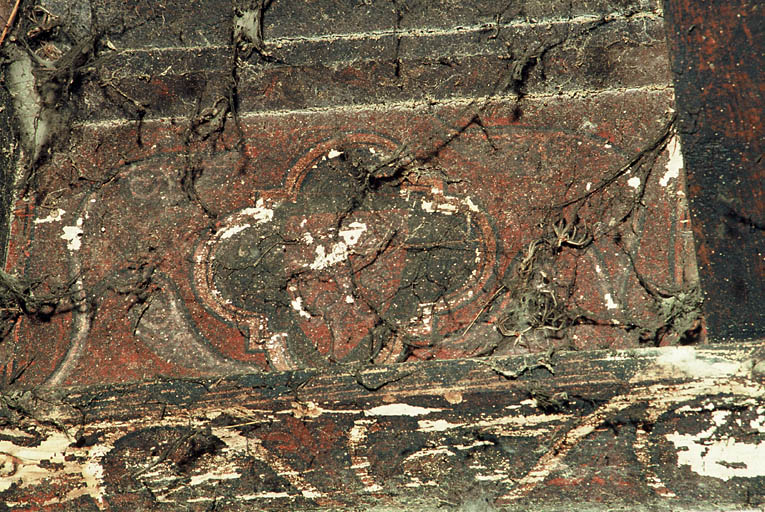 Salle du premier demi-étage, plafond à décor peint.