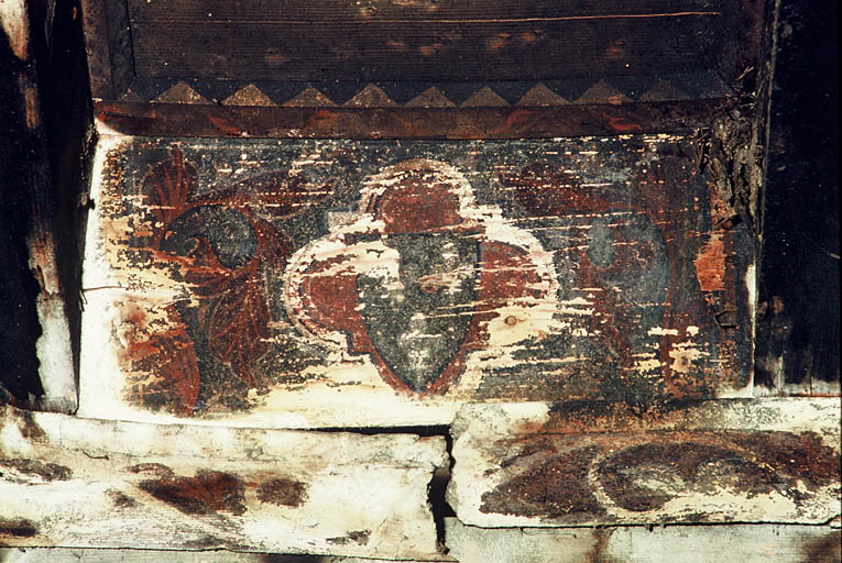 Salle du premier demi-étage, plafond à décor peint.