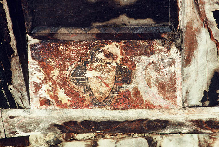 Salle du premier demi-étage, plafond à décor peint.