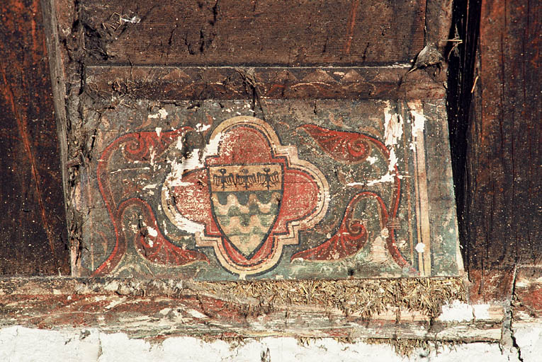 Salle du premier demi-étage, plafond à décor peint.