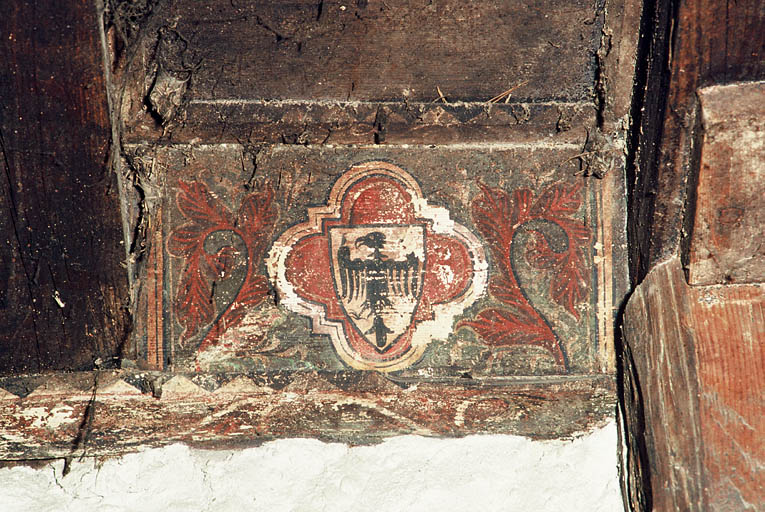 Salle du premier demi-étage, plafond à décor peint.