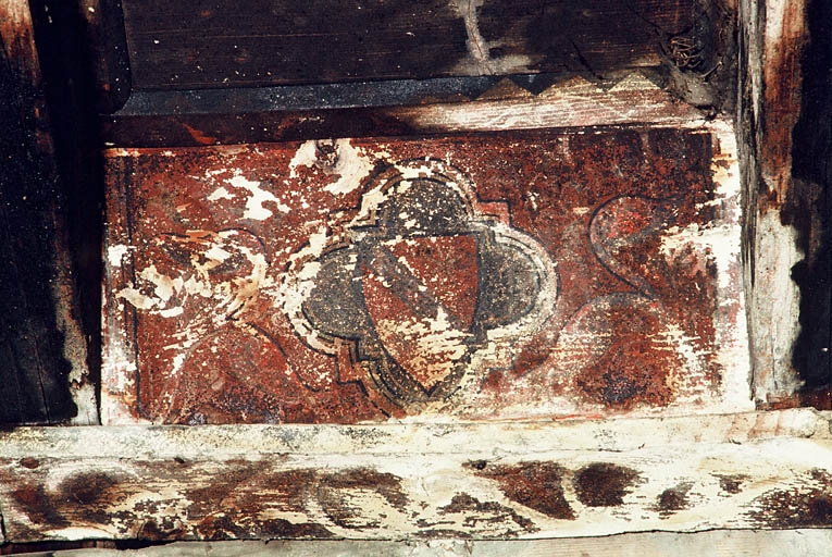 Salle du premier demi-étage, plafond à décor peint.