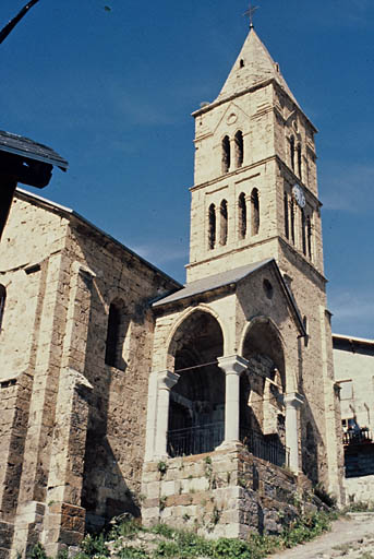 Le porche et le clocher, depuis le sud-est.