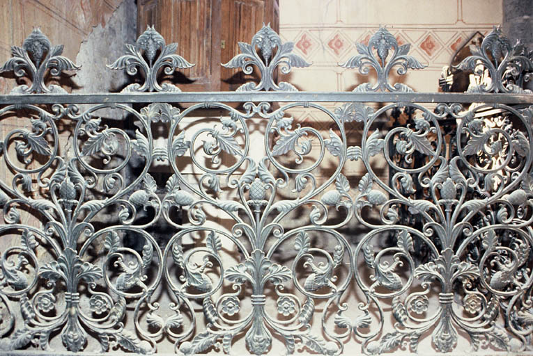 Grille des fonts baptismaux.