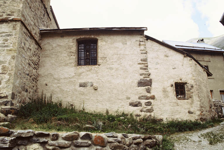 Base du clocher, choeur et sacristie (ancienne abside), vus depuis le sud.