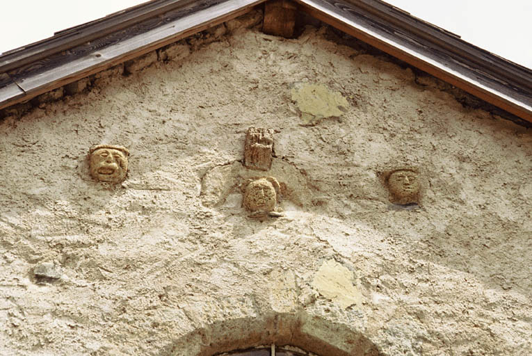 Mur ouest, masques de tuf au dessus de l'oculus.